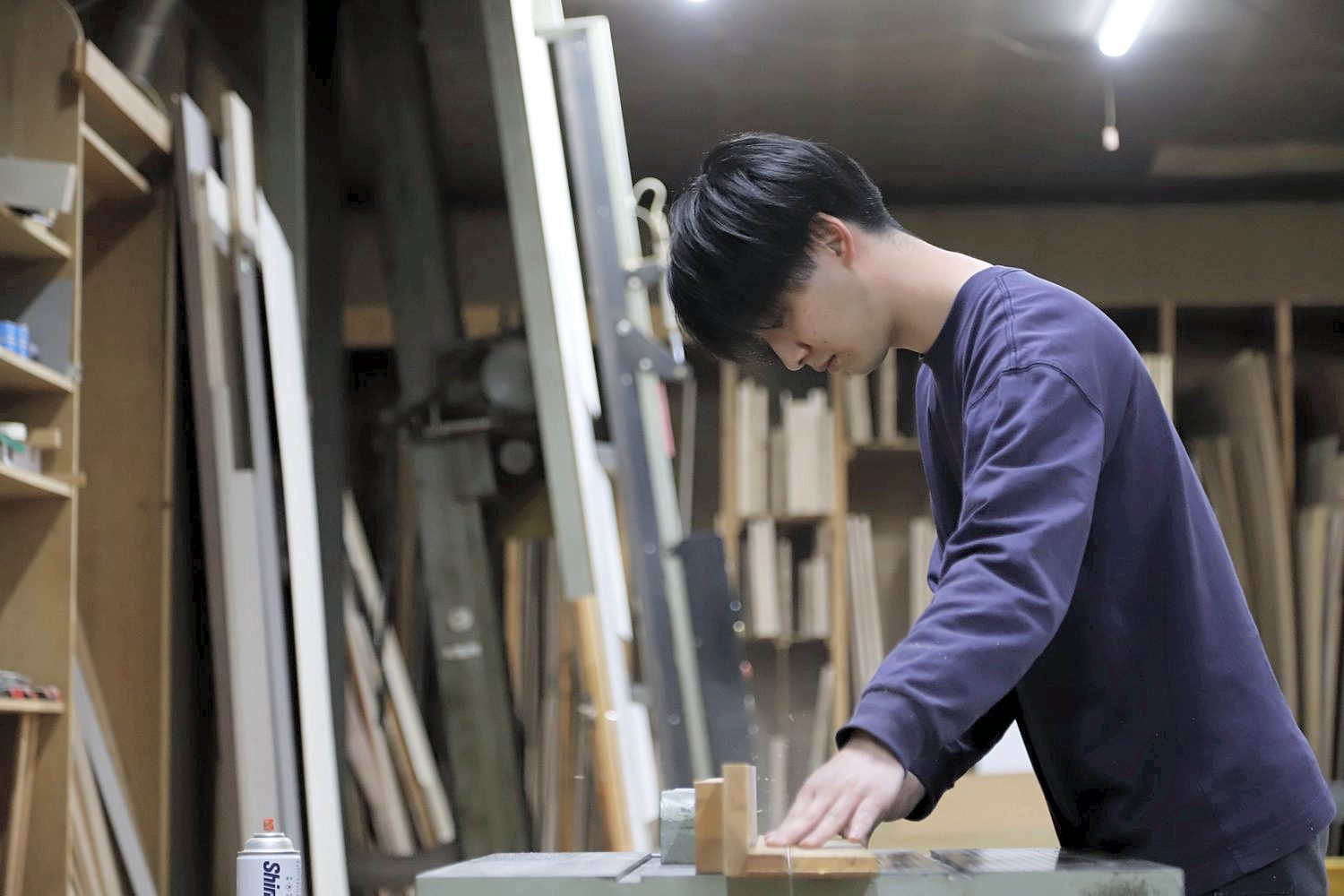 木を加工する若手職人