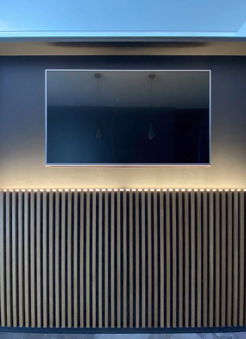 縦格子ルーバーのテレビボード